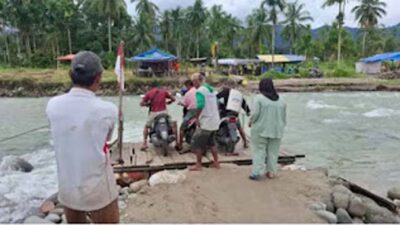 Sejumlah warga Nagari Anduriang menyeberang sungai mengunakan rakit.