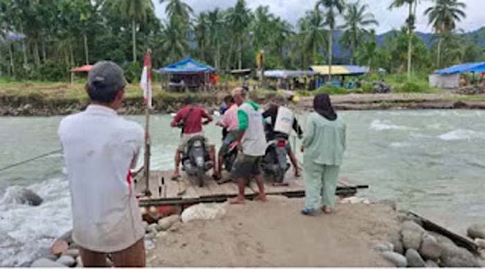 Sejumlah warga Nagari Anduriang menyeberang sungai mengunakan rakit.