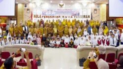 Wali Kota Pariaman Yota Balad bersama peserta Festival Lomba Seni foto bersama.