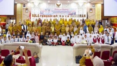 Wali Kota Pariaman Yota Balad bersama peserta Festival Lomba Seni foto bersama.