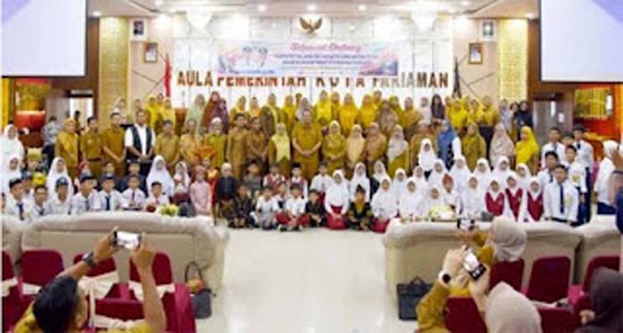 Wali Kota Pariaman Yota Balad bersama peserta Festival Lomba Seni foto bersama.