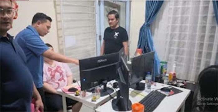 Polisi menggerebek rumah mewah di kawasan elite Batam.