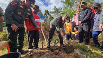 Gubernur Mahyeldi tanam pohon usai apel penanganan Karhutla.