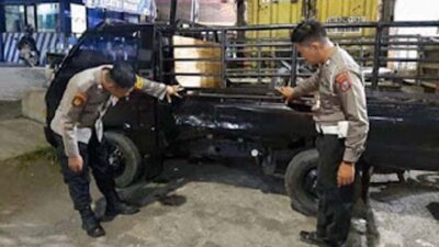 Polisi mengamankan mobil pikap yang terlibat kecelakaan menewaskan pasutri.