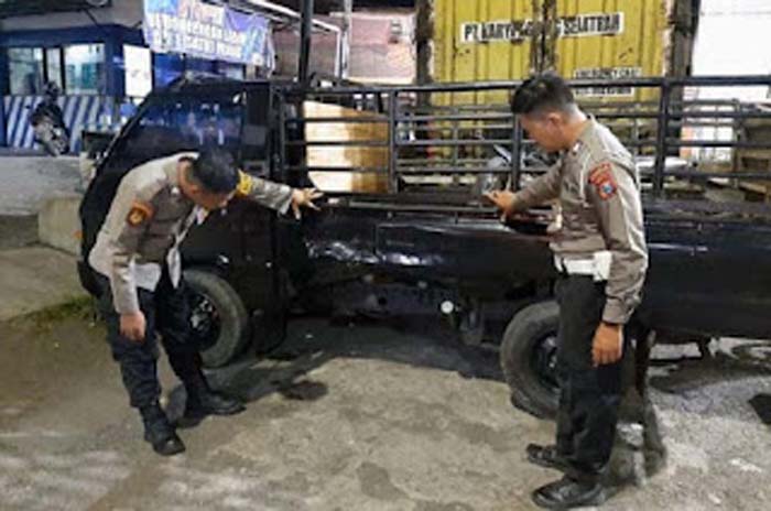 Polisi mengamankan mobil pikap yang terlibat kecelakaan menewaskan pasutri.