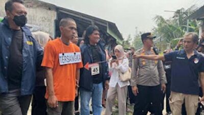 Rekonstruksi kasus badut di Mojokerto bunuh ibu mertua.