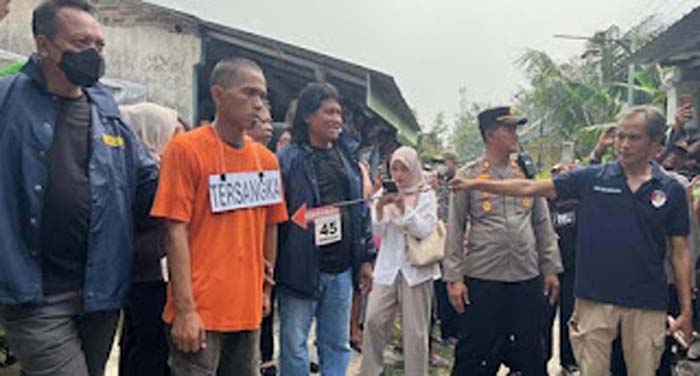 Rekonstruksi kasus badut di Mojokerto bunuh ibu mertua.