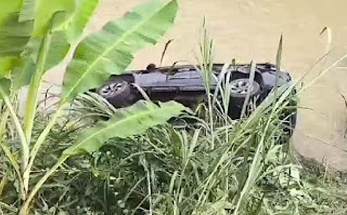 Pajero Terjun ke Sungai di Padang Sibusuk Sijunjung.