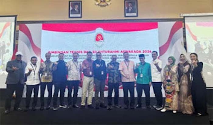 Wabup Solok H.Candra (2 kiri) bersama Pejabat dari daerah lainnya.