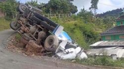 Truk molen terguling hingga nyaris menimpa musala di Kabupaten Semarang.