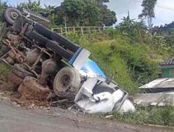 Truk Pengangkut Adukan Semen Terperosok ke Tebing di Semarang, Sopir Selamat