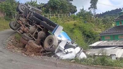 Truk Pengangkut Adukan Semen Terperosok ke Tebing di Semarang, Sopir Selamat