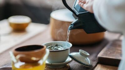 Warming tea blend adalah racikan teh dari bahan alami untuk membantu meredakan gejala menstruasi, seperti kram perut sampai gangguan mood.
