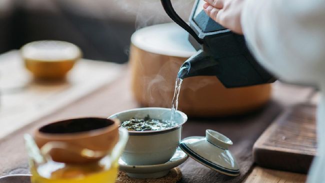 Warming tea blend adalah racikan teh dari bahan alami untuk membantu meredakan gejala menstruasi, seperti kram perut sampai gangguan mood.