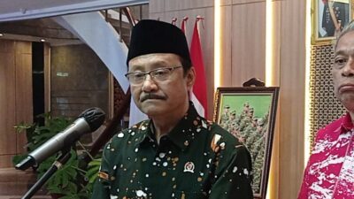 Gus Ipul Tegaskan Anggaran Sepatu Siswa Bukan Harga Pembelian Langsung