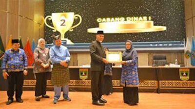 Gubernur Sumbar, Mahyeldi Ansharullah menyerahkan penghargaan.