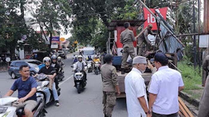 Satpol PP Padang bongkar bangli di kawasan Parak Kopi.