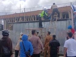 Satlantas Polresta Bukittinggi Bantu Evakuasi Pekerja Konstruksi yang Tersengat Listrik