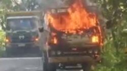 Truk bermuatan mesin panen padi terbakar.