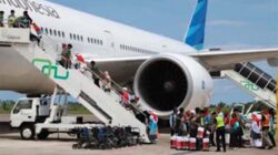 Jemaah haji Kloter 07 Embarkasi Padang saat menaiki pesawat.