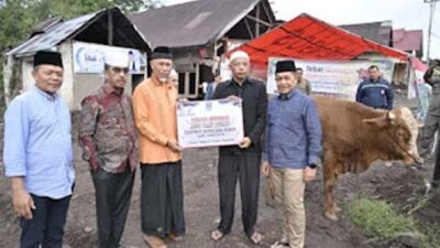 Gubernur Sumatera Barat (Sumbar), Mahyeldi Ansharullah menyalurkan hewan kurban.