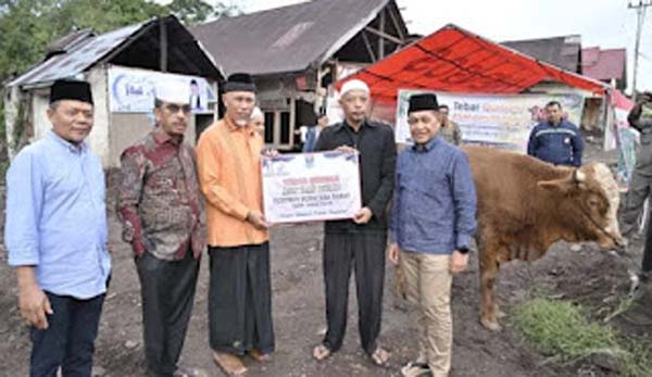 Gubernur Sumatera Barat (Sumbar), Mahyeldi Ansharullah menyalurkan hewan kurban.
