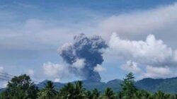 Gunung Dukono erupsi.
