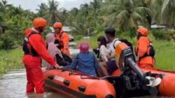 Banjir Rendam Sipora Selatan, Tim SAR Mentawai Turun Evakuasi Warga.