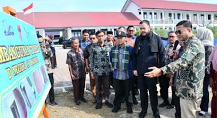Wali Kota Padang, Fadly Amran, meresmikan pembangunan fasilitas toilet baru di enam sekolah.