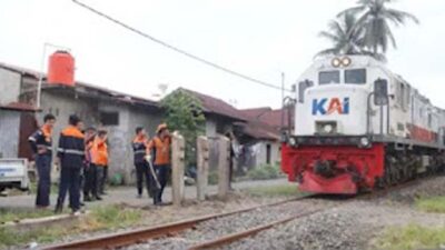 Petugas KAI menutup perlintasan liar selebar dua meter di Padang Pariaman.
