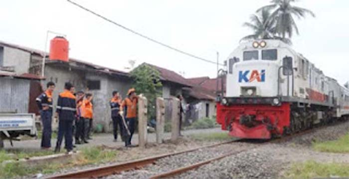 Petugas KAI menutup perlintasan liar selebar dua meter di Padang Pariaman.