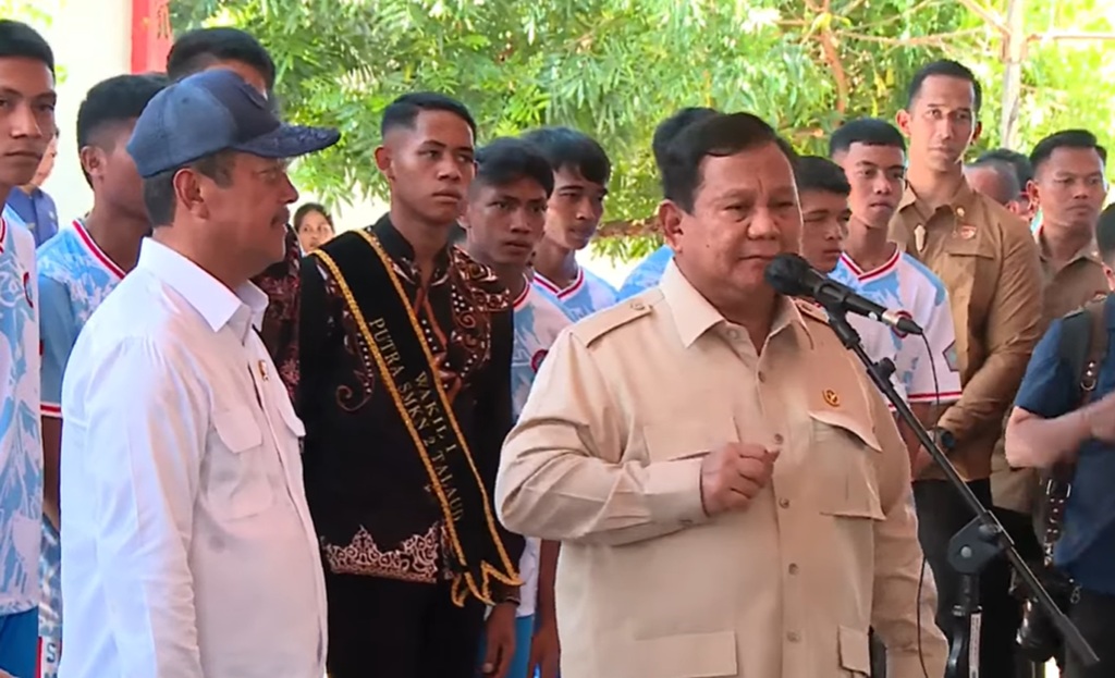 Menteri Kelautan dan Perikanan (KKP) Sakti Wahyu Trenggono dan Presiden Prabowo Subianto di SMKN 2 Talaud, Sulawesi Utara, Sabtu (9/5/2026).