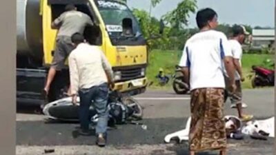 Dua Ibu Pengajian Tertabrak Truk di Jalan Raya Betek