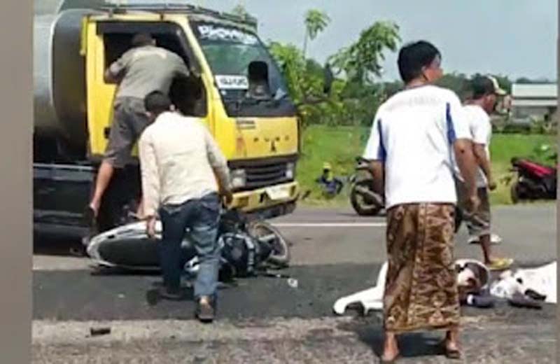 Dua emak-emak terluka parah usai tertabrak truk tangki