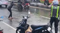 Pria viral di media sosial mengamuk sambil membawa parang dan busur.