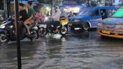 Genangan banjir di Jalan Raya Indarung.