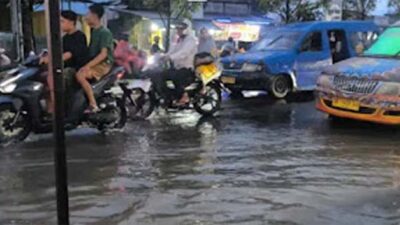 Genangan banjir di Jalan Raya Indarung.