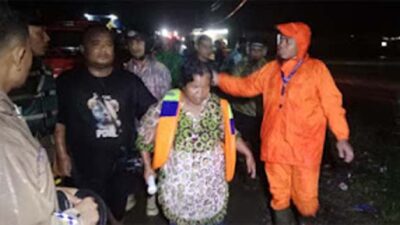 Petugas BPBD mengevakuasi warga terdampak banjir di Tanah Datar.