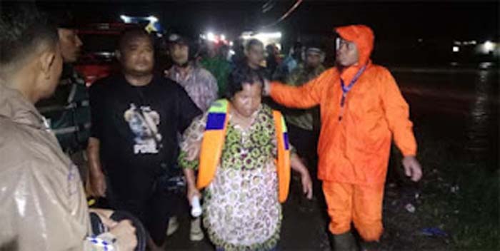 Petugas BPBD mengevakuasi warga terdampak banjir di Tanah Datar.
