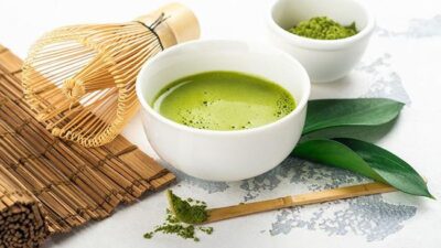 Ternyata minuman pagi yang bikin awet muda bukan kopi melainkan matcha.