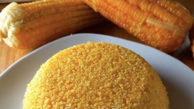 Nasi jagung bisa dijadikan alternatif sumber karbohidrat selain nasi putih. Berikut cara memasak nasi jagung yang nikmat.