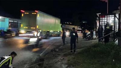 Polisi melakukan olah TKP kecelakaan yang menewaskan pasangan suami istri.