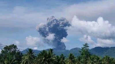 Ilustrasi Gunung Dukono erupsi.