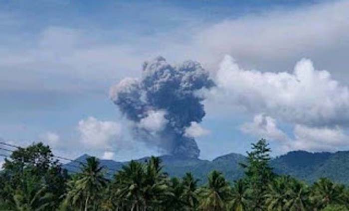 Ilustrasi Gunung Dukono erupsi.