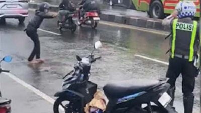Pria viral di media sosial mengamuk sambil membawa parang dan busur.