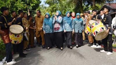 Wali Kota Pariaman bersama Ketua TP PKK menyambut Tim Penilai Lomba Gerakan PKK.