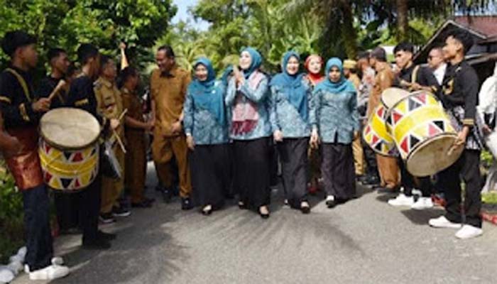 Wali Kota Pariaman bersama Ketua TP PKK menyambut Tim Penilai Lomba Gerakan PKK.