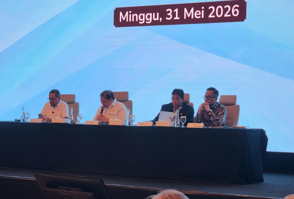 Menteri Koordinator Bidang Perekonomian, Airlangga Hartato (kedua dari kiri) mengumumkan PT Danantara Sumber Daya Indonesia (DSI) beroperasi mulai Senin (1/6/2026) besok.