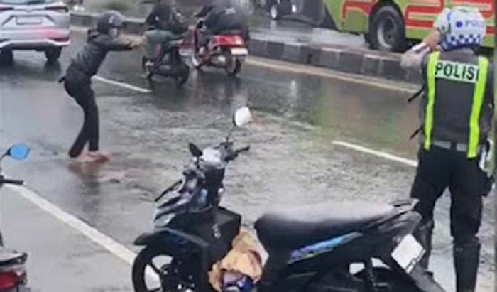 Pria viral di media sosial mengamuk sambil membawa parang dan busur.