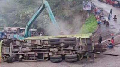 Truk kecelakaan di Sitinjau Lauik.
